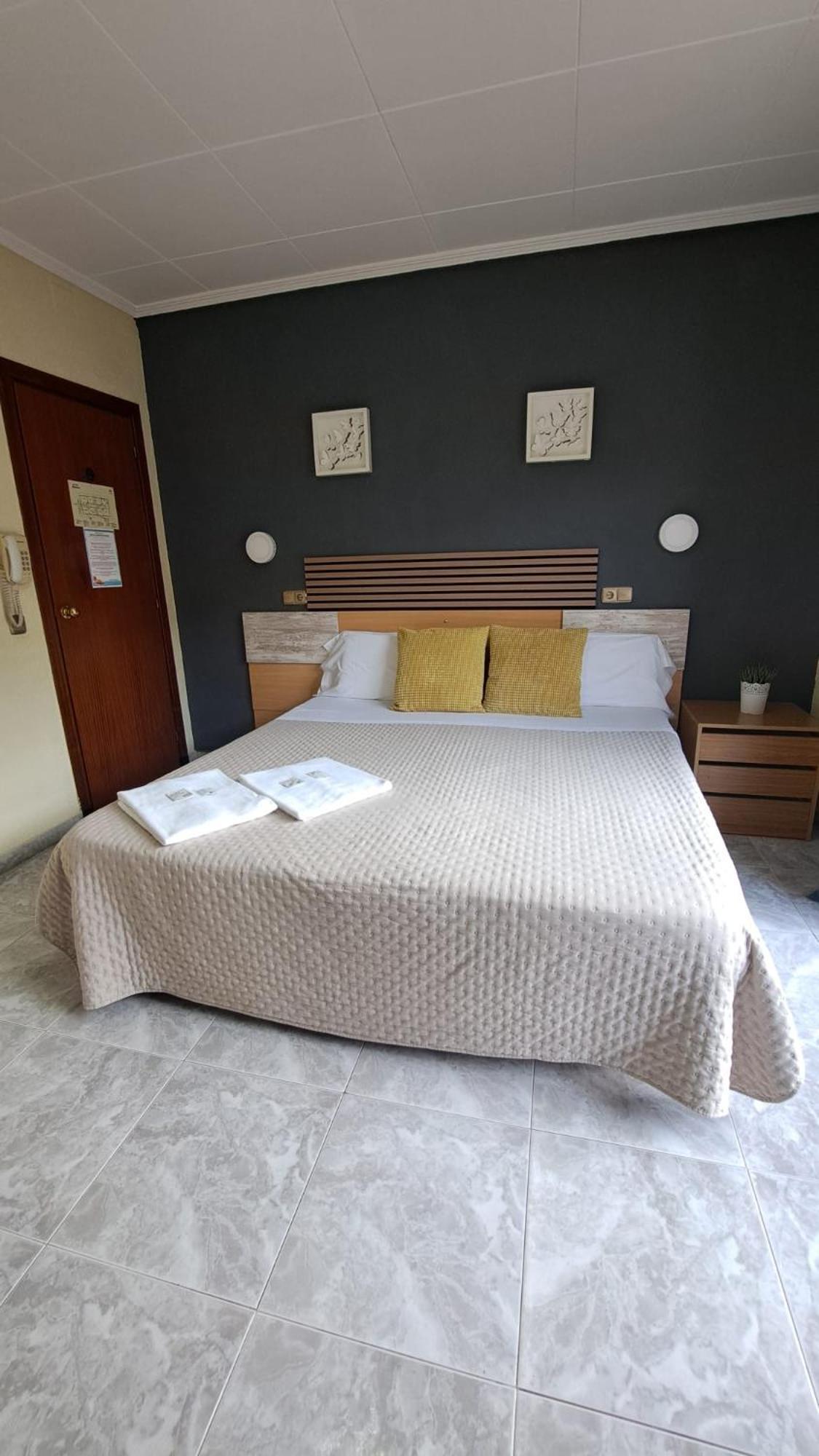 Hotel Rodsan Suizo กาสเตย์เดเฟลส์ ภายนอก รูปภาพ