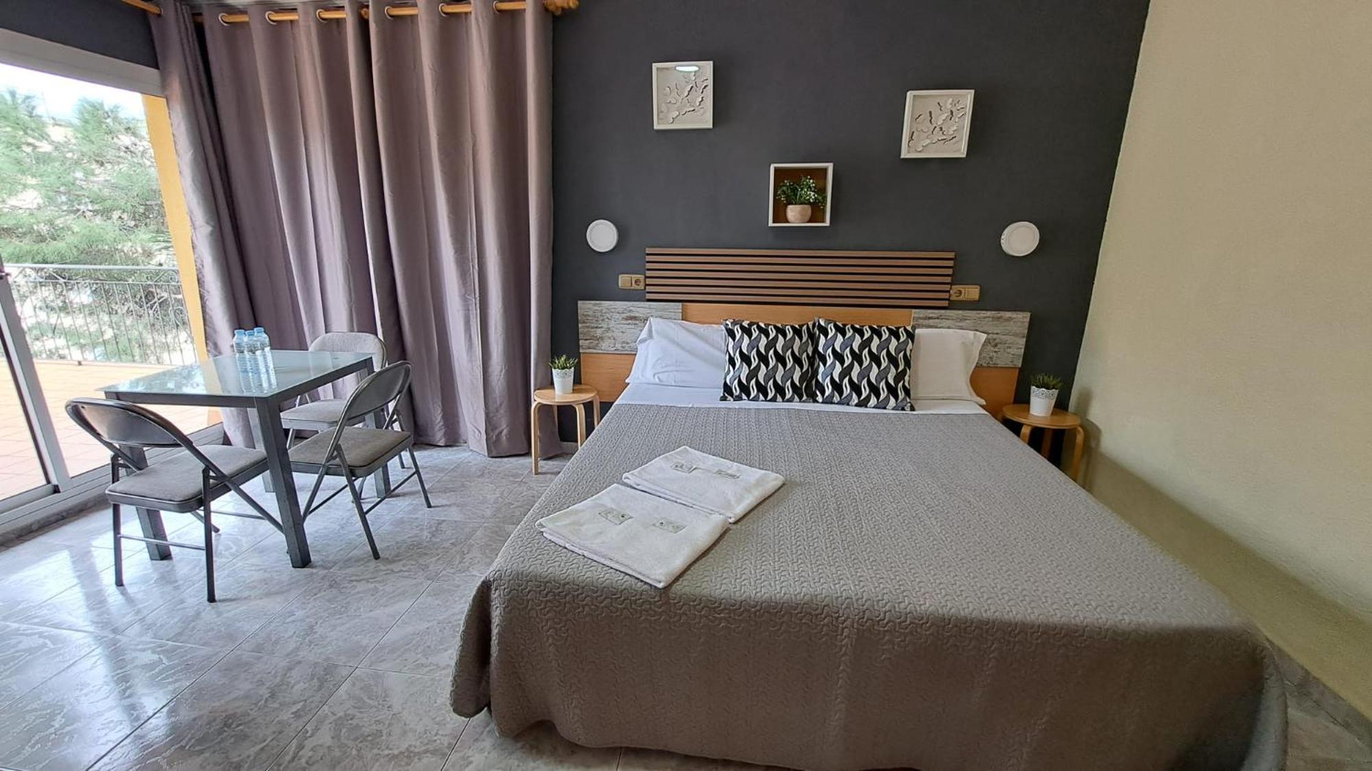 Hotel Rodsan Suizo กาสเตย์เดเฟลส์ ภายนอก รูปภาพ
